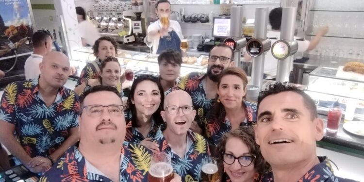 Las peñas de Peñaranda ya viven en la calle el ambiente festivo y disfrutan de la gastronomía local comiendo en Los Álamos