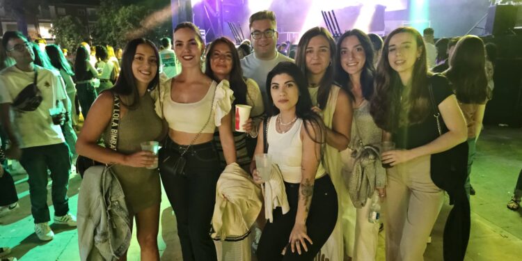 Peñaranda «calienta motores» para tomar el relevo festivo y reúne a los jóvenes en el Reggaeton Fest del parque La Huerta