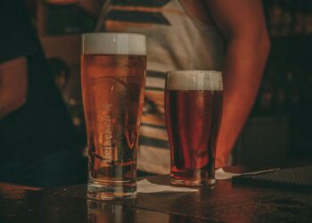 Todo listo en Alaraz para la I Fiesta de la Cerveza Artesana y el mercado de productores que se celebrarán mañana en la plaza