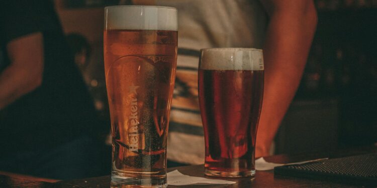 Todo listo en Alaraz para la I Fiesta de la Cerveza Artesana y el mercado de productores que se celebrarán mañana en la plaza