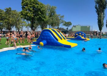 Refrescante prólogo de las ferias en Peñaranda con el parque acuático y la fiesta de agua en las piscinas municipales