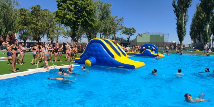 Refrescante prólogo de las ferias en Peñaranda con el parque acuático y la fiesta de agua en las piscinas municipales