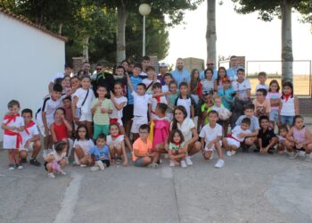 Divertido y refrescante encierro infantil de la Asociación Taurina Beleguina de Palaciosrubios con una gran participación