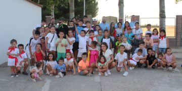 Divertido y refrescante encierro infantil de la Asociación Taurina Beleguina de Palaciosrubios con una gran participación