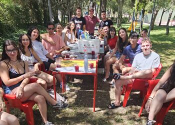 Rágama reúne a un centenar de peñistas en La Chopera para compartir una parrillada y celebrar el comienzo de las fiestas