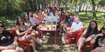 Rágama reúne a un centenar de peñistas en La Chopera para compartir una parrillada y celebrar el comienzo de las fiestas