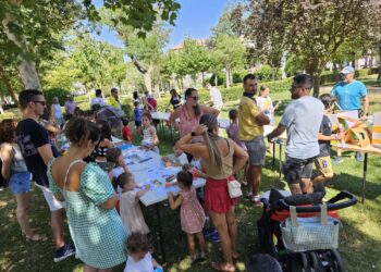 Niños y mayores participan en Peñaranda en un taller para aprender de forma divertida la importancia del reciclaje