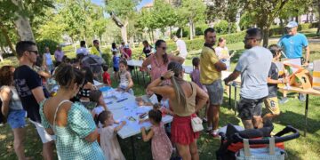 Niños y mayores participan en Peñaranda en un taller para aprender de forma divertida la importancia del reciclaje
