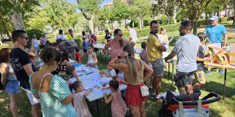 Niños y mayores participan en Peñaranda en un taller para aprender de forma divertida la importancia del reciclaje