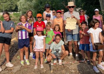 Santiago de la Puebla abre con un taller de arqueología para niños la Semana Cultural de la asociación Ermita de San Blas