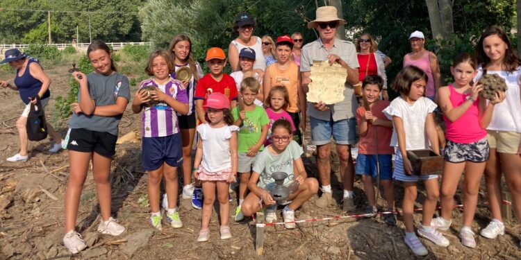 Santiago de la Puebla abre con un taller de arqueología para niños la Semana Cultural de la asociación Ermita de San Blas