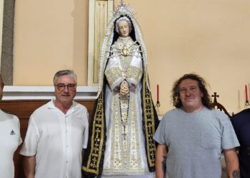 La Virgen de la Soledad regresa a la ermita del Humilladero en Peñaranda tras el proceso para renovar su ajada vestimenta