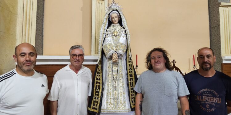 La Virgen de la Soledad regresa a la ermita del Humilladero en Peñaranda tras el proceso para renovar su ajada vestimenta