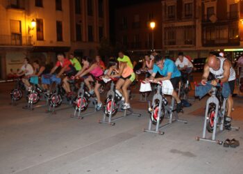Solidaridad y deporte en Peñaranda en el spinning outdoor solidario a beneficio del Banco de Alimentos de la localidad