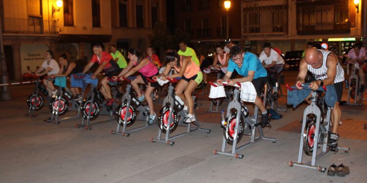 Solidaridad y deporte en Peñaranda en el spinning outdoor solidario a beneficio del Banco de Alimentos de la localidad