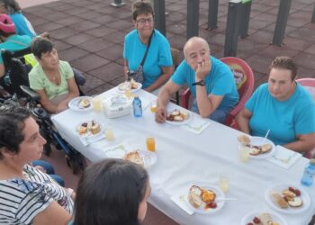 Los chicos y chicas de Acopedis, invitados de honor en la popular huevada que cada año ofrecen los «Tatos» en Peñaranda