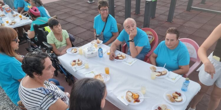Los chicos y chicas de Acopedis, invitados de honor en la popular huevada que cada año ofrecen los «Tatos» en Peñaranda