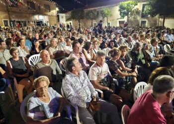 Aldeaseca de la Frontera llena de público su plaza Mayor con el tributo a Julio Iglesias en la voz del salmantino Diego Ramos