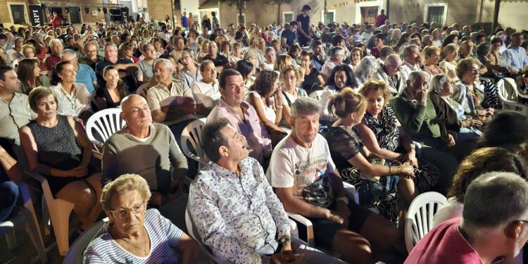 Aldeaseca de la Frontera llena de público su plaza Mayor con el tributo a Julio Iglesias en la voz del salmantino Diego Ramos