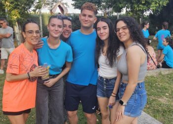 Ventosa del Río Almar reúne a sus vecinos en el parque municipal para disfrutar de una gran chocolatada y un rato de tertulia