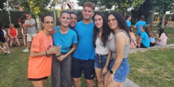 Ventosa del Río Almar reúne a sus vecinos en el parque municipal para disfrutar de una gran chocolatada y un rato de tertulia