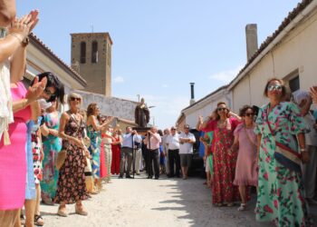 Villaflores honra a su patrón, San Agustín, con misa y procesión en el día grande de sus fiestas donde tampoco faltan los bailes