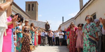 Villaflores honra a su patrón, San Agustín, con misa y procesión en el día grande de sus fiestas donde tampoco faltan los bailes