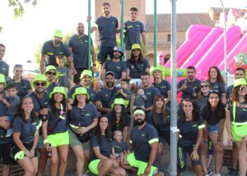 Villaflores celebra su tradicional recorrido de peñas con gran animación en las calles y una destacada asistencia de público