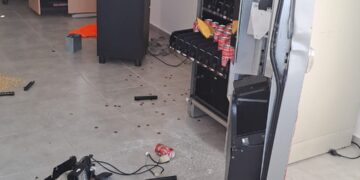 Importantes destrozos en las oficinas e intento de robo de cable en las placas solares de unas naves de cereal en Villaflores