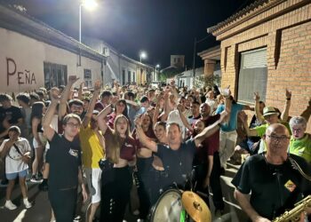 Villar de Gallimazo vive la noche festiva con un recorrido de peñas en el que no faltó la popular charanga Dale Kaña 2.0