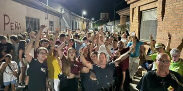 Villar de Gallimazo vive la noche festiva con un recorrido de peñas en el que no faltó la popular charanga Dale Kaña 2.0
