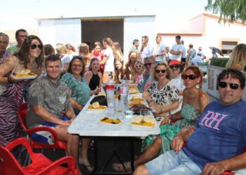 Paella popular para medio millar de comensales, coches clásicos e hinchables en el fin de fiestas del Villar de Gallimazo