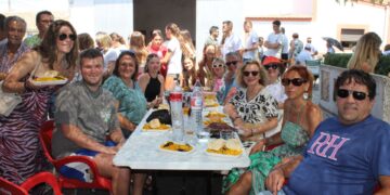 Paella popular para medio millar de comensales, coches clásicos e hinchables en el fin de fiestas del Villar de Gallimazo