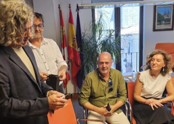 La directora de Vivienda, María Pardo, asiste en Peñaranda al sorteo ante notario para adjudicar las 12 casas de Camineros