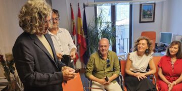 La directora de Vivienda, María Pardo, asiste en Peñaranda al sorteo ante notario para adjudicar las 12 casas de Camineros