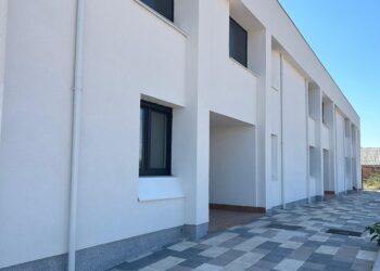 La directora de Vivienda, María Pardo, asiste en Peñaranda al sorteo ante notario para adjudicar las 12 casas de Camineros