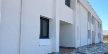 La directora de Vivienda, María Pardo, asiste en Peñaranda al sorteo ante notario para adjudicar las 12 casas de Camineros