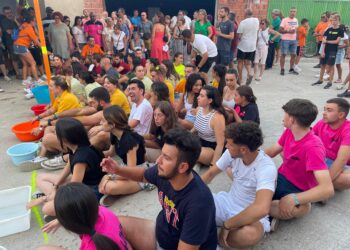 Nueve peñas de Villaflores compiten a pie de calle en una divertida yincana organizada por «La cofradía del vaso agarrado»