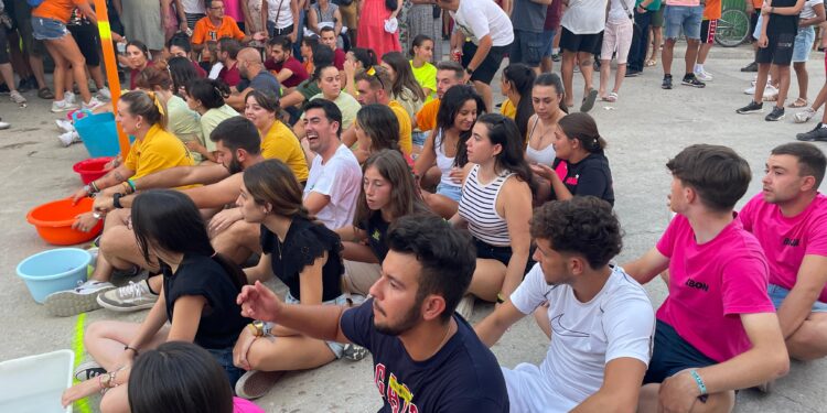 Nueve peñas de Villaflores compiten a pie de calle en una divertida yincana organizada por «La cofradía del vaso agarrado»