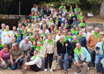 98 personas visitan las cuevas de Valporquero en una excursión organizada por la asociación San Miguel, de Peñaranda