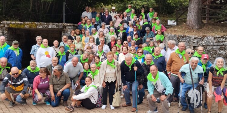 98 personas visitan las cuevas de Valporquero en una excursión organizada por la asociación San Miguel, de Peñaranda
