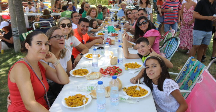 Paradinas de San Juan despide sus fiestas de la Virgen del Hinojal con una gran paella que llena de público el parque municipal