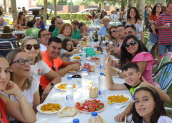 Paradinas de San Juan despide sus fiestas de la Virgen del Hinojal con una gran paella que llena de público el parque municipal