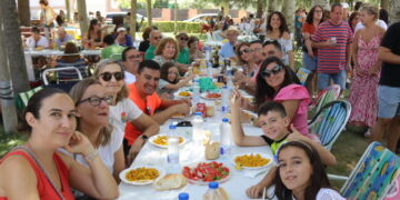 Paradinas de San Juan despide sus fiestas de la Virgen del Hinojal con una gran paella que llena de público el parque municipal