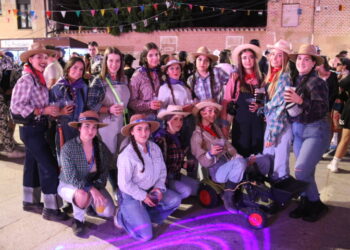 Villoria da el pistoletazo de salida a sus fiestas de la Vega con un recorrido de peñas amenizado por la charanga El Tinglao