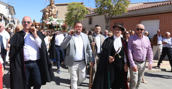 Villoria acompaña a la Virgen de la Vega en una procesión con charros, mujeres de mantilla, niñas con flores y bailes típicos
