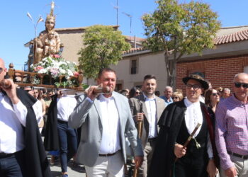 Villoria acompaña a la Virgen de la Vega en una procesión con charros, mujeres de mantilla, niñas con flores y bailes típicos
