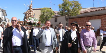 Villoria acompaña a la Virgen de la Vega en una procesión con charros, mujeres de mantilla, niñas con flores y bailes típicos