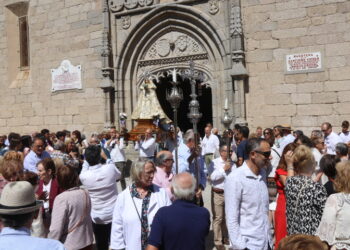 Los macoteranos muestran su devoción a la Virgen de la Encina con una misa solemne y la procesión de vuelta hasta su ermita