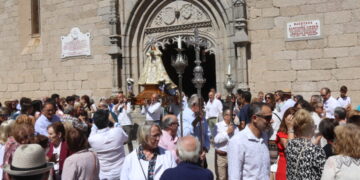 Los macoteranos muestran su devoción a la Virgen de la Encina con una misa solemne y la procesión de vuelta hasta su ermita